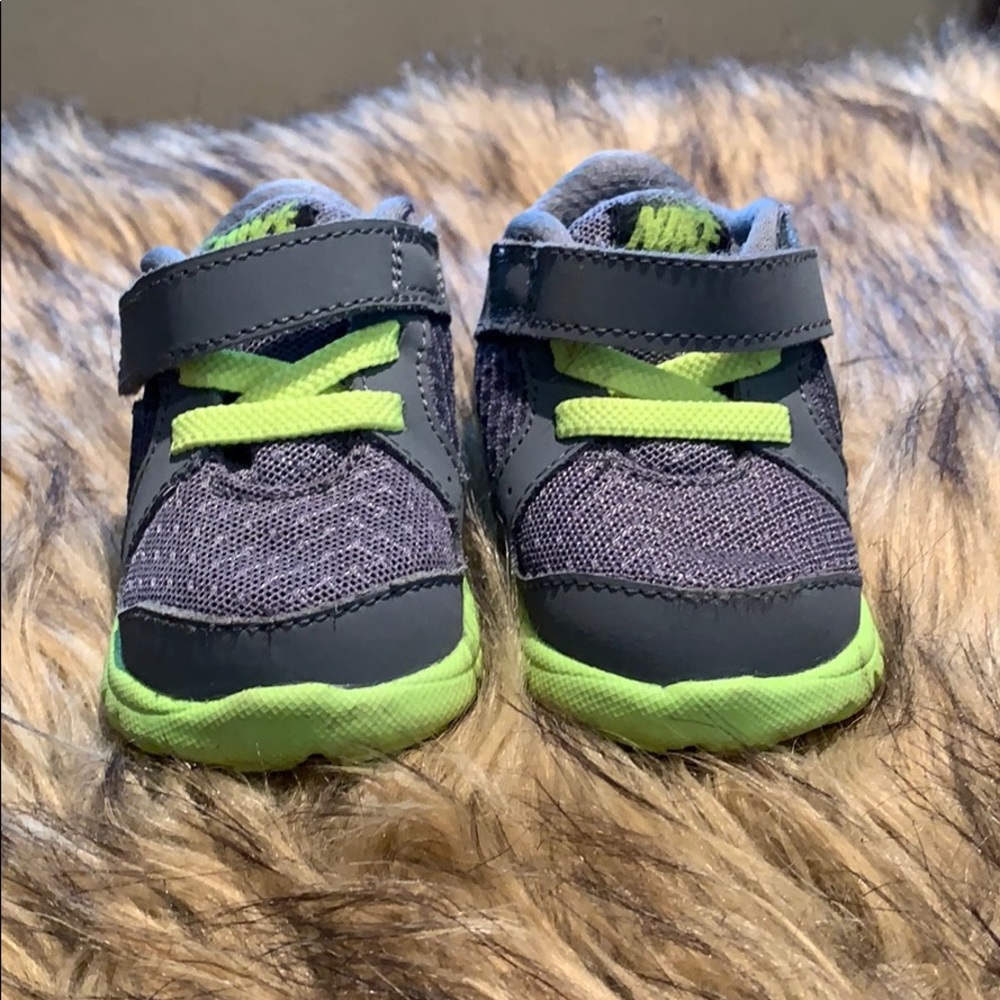 Gently worn Nike Sneakers 2C ✨SOLD✨